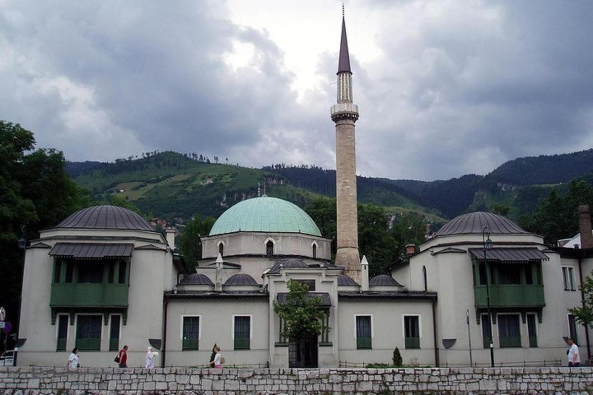 un edifici amb una mesquita amb una torre alta