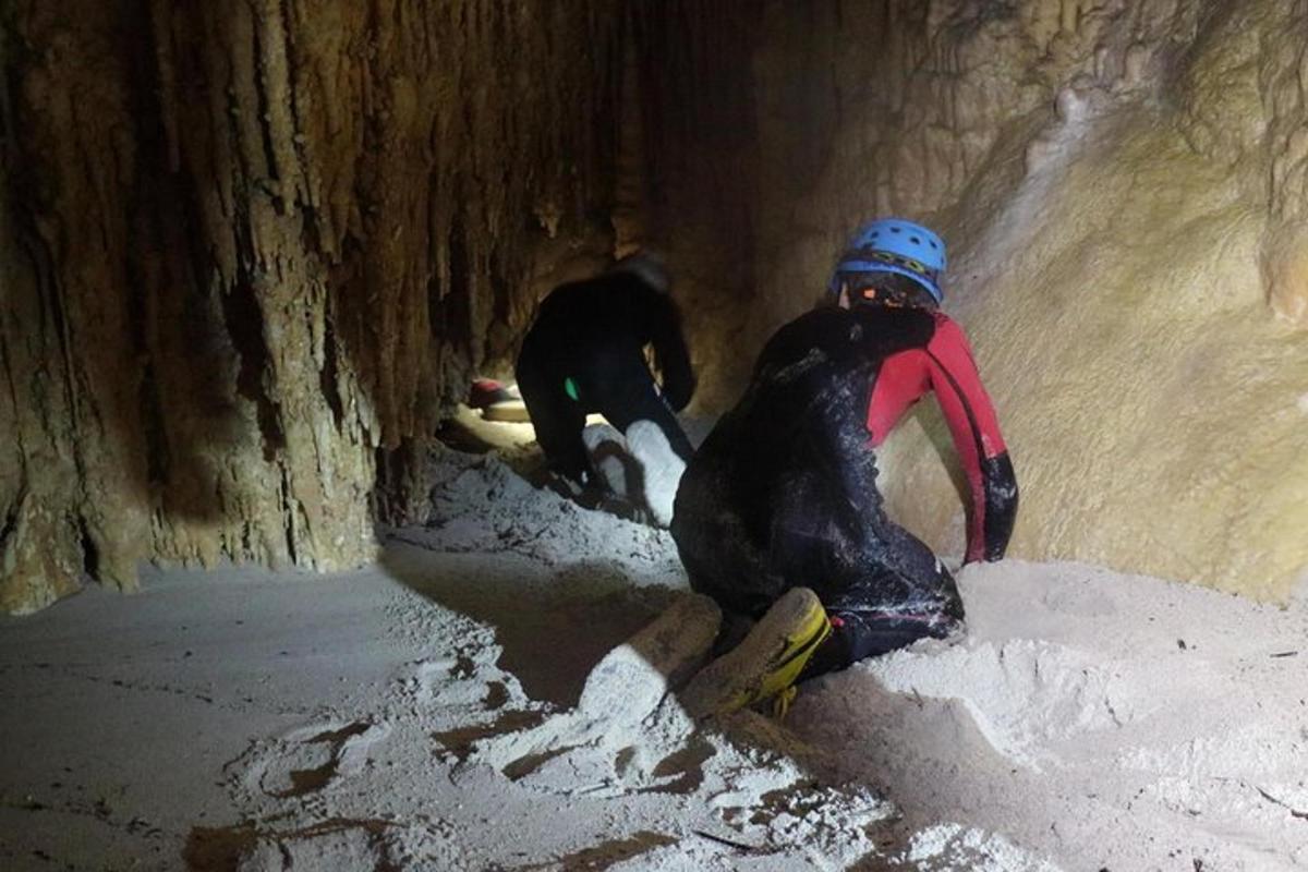 skupina lidí procházejících se sněhovou jeskyní