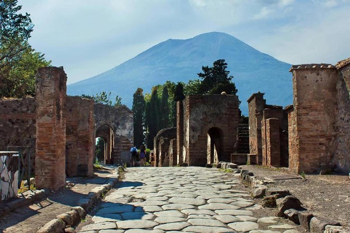 jalan batu dengan latar belakang gunung