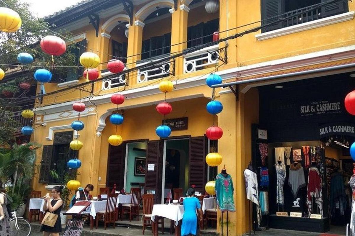 un edificio con lanterne colorate appese sopra un ristorante
