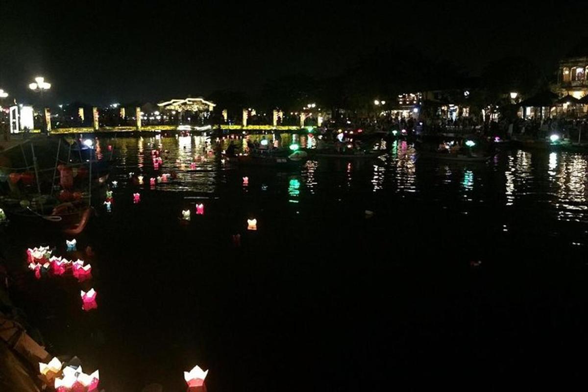 badan air pada waktu malam dengan lampu