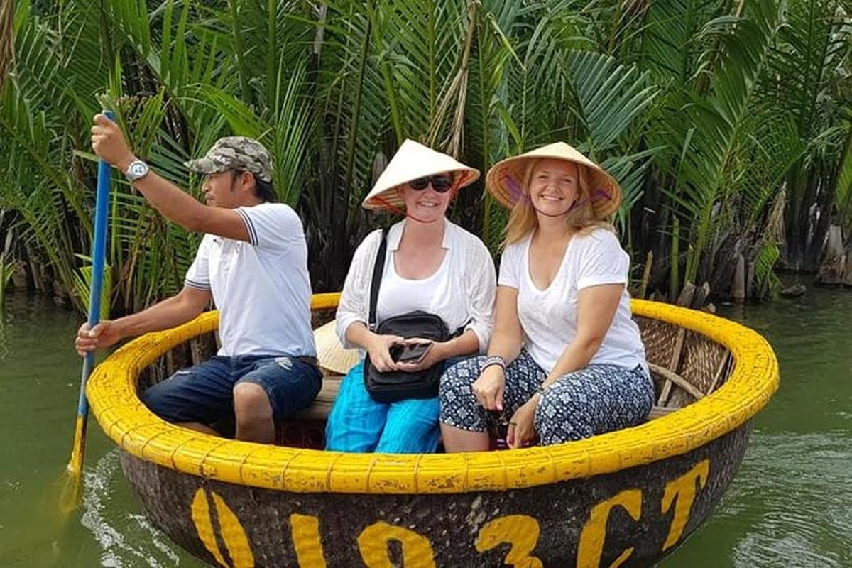 un gruppo di persone sedute su una barca gialla in acqua