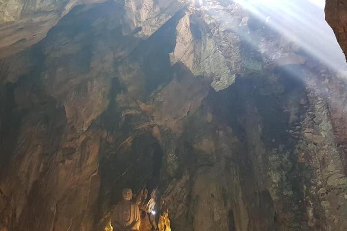 pohled na horu z vrcholu jeskyně