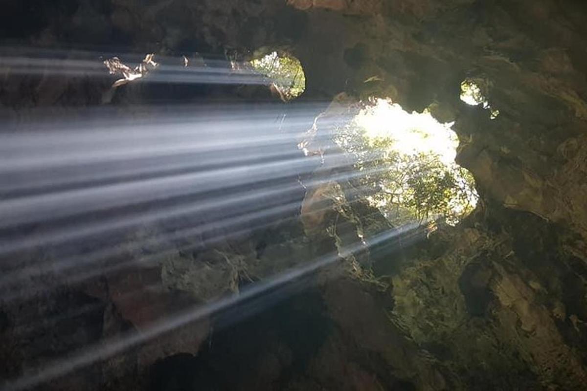 pohled shora na dálnici ve vodě v noci