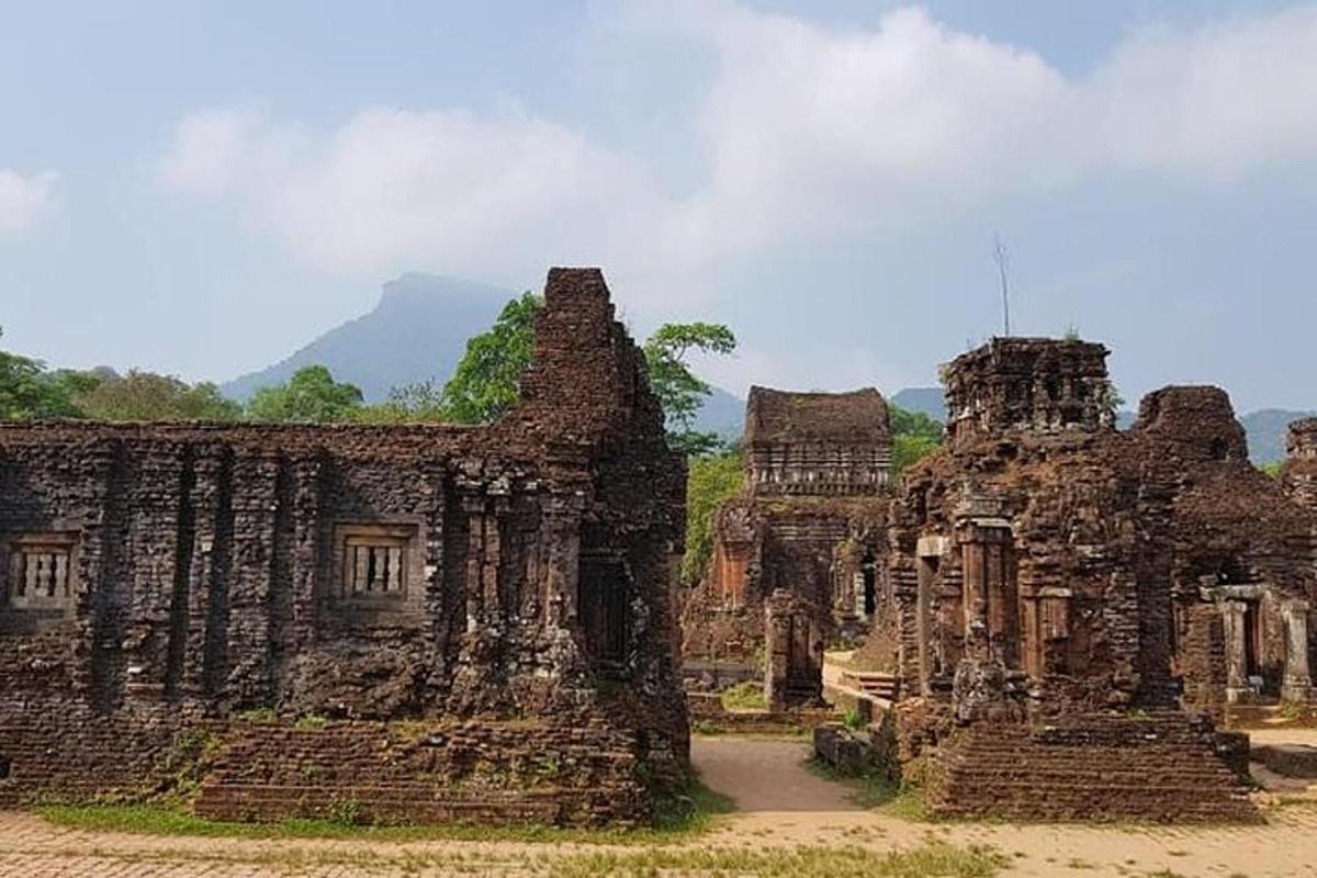 sebuah bangunan purba dengan latar belakang gunung