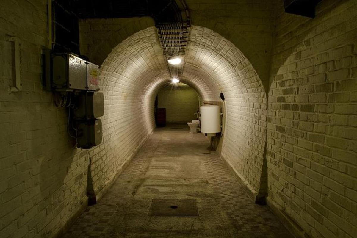 dlouhý tunel s toaletami v cihlové budově