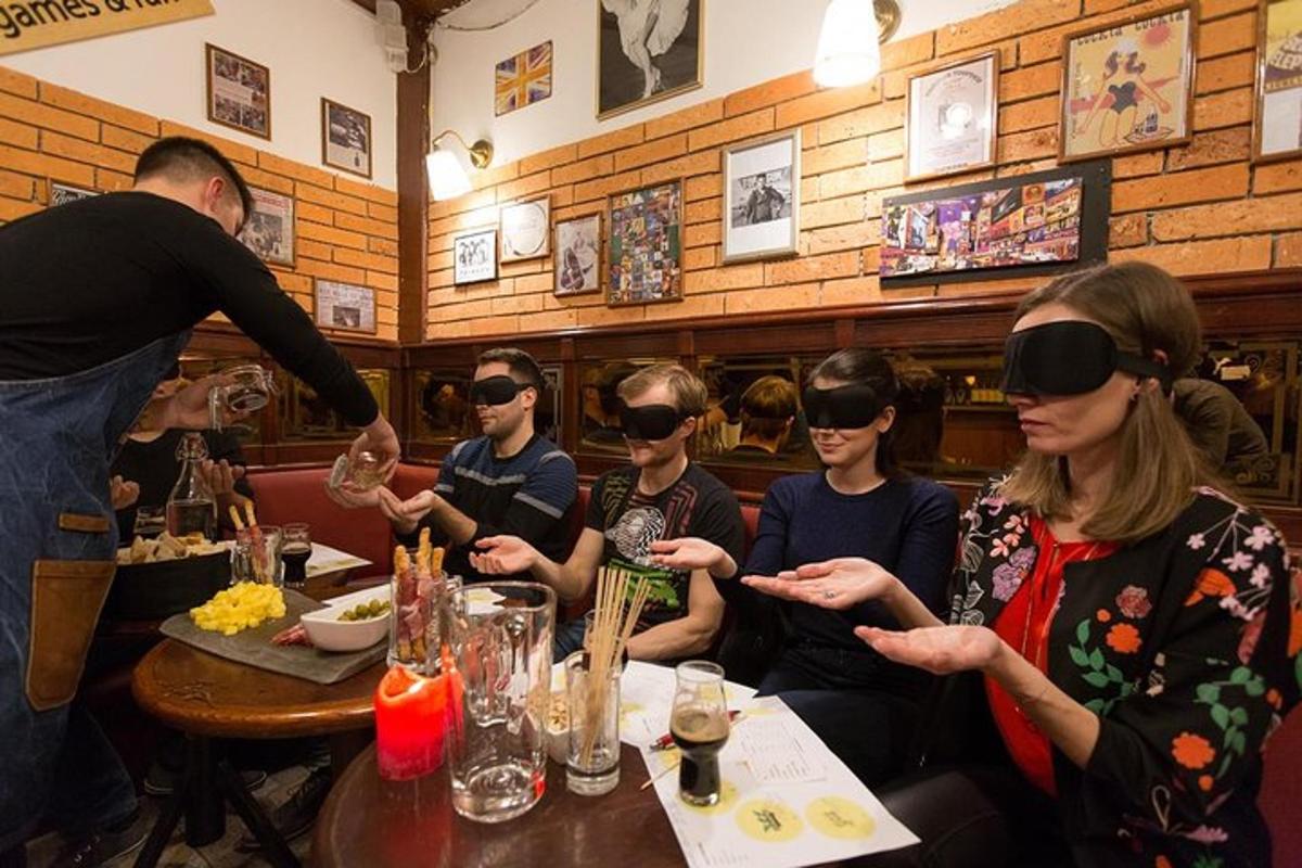 skupina lidí sedících u stolu v restauraci