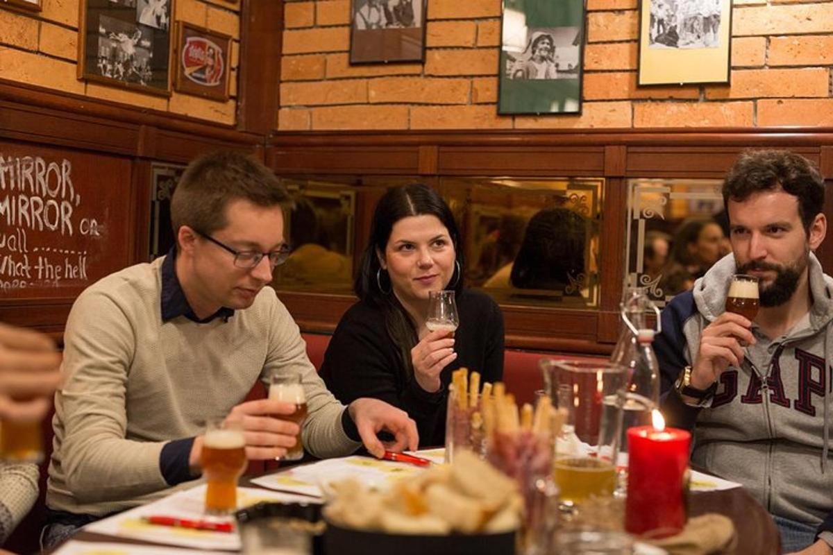 skupina lidí sedících u stolu a pijících víno