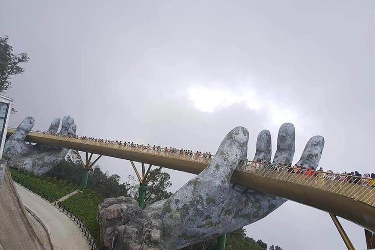 una grande statua di una mano che sorregge un ponte
