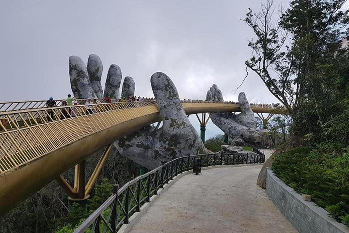un ponte con una statua di mani su un ponte