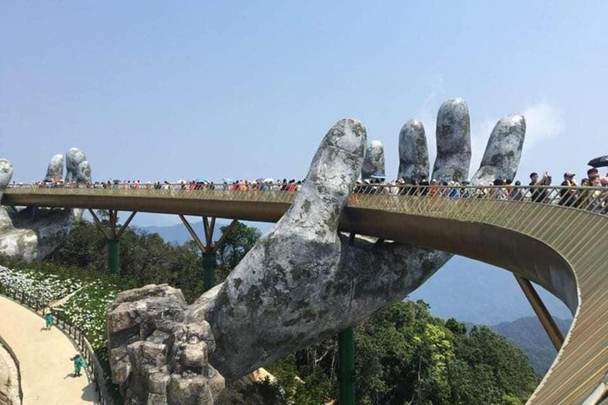 un ponte con una grande mano che si allunga su un ponte