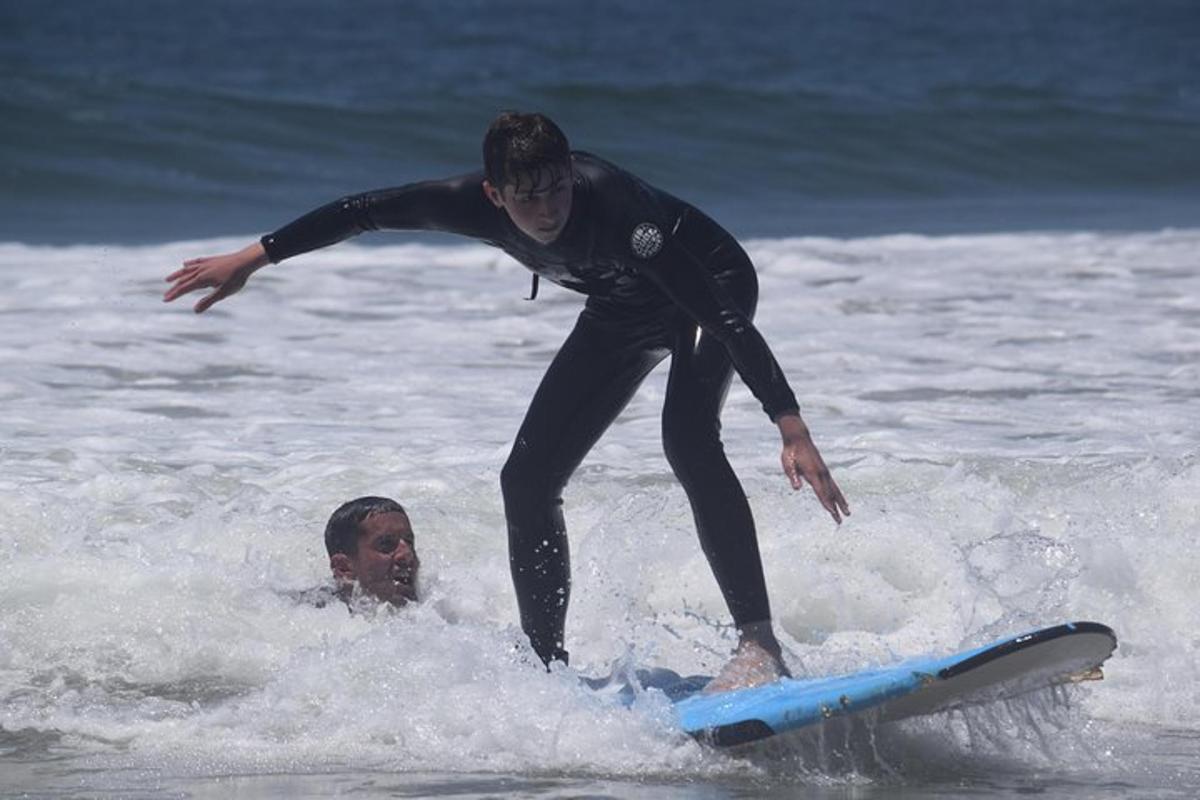 uma pessoa pegando uma onda em uma prancha de surfe no oceano