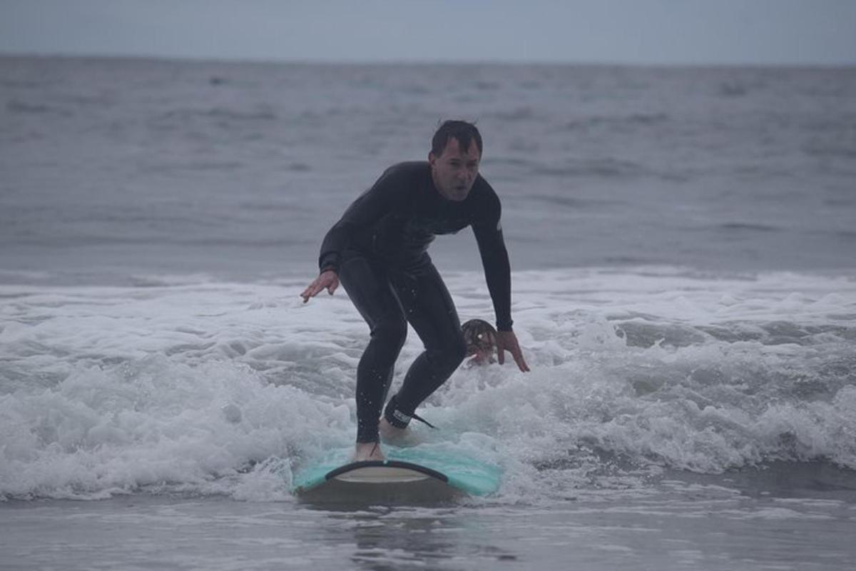 Un hombre montando una ola en una tabla de surf en el océano
