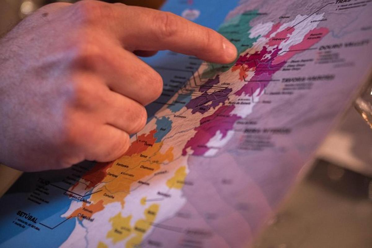 人が世界地図を指差している