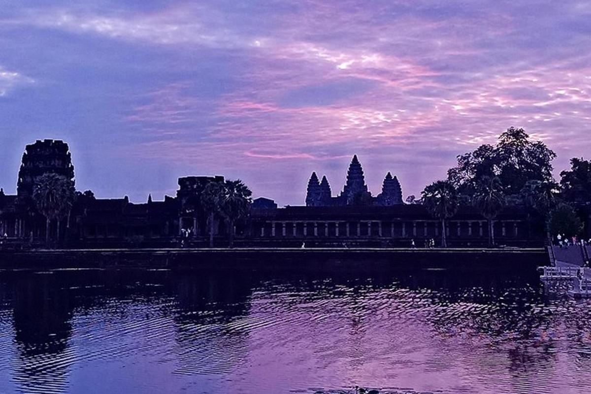 una vista di un tempio e di uno specchio d'acqua