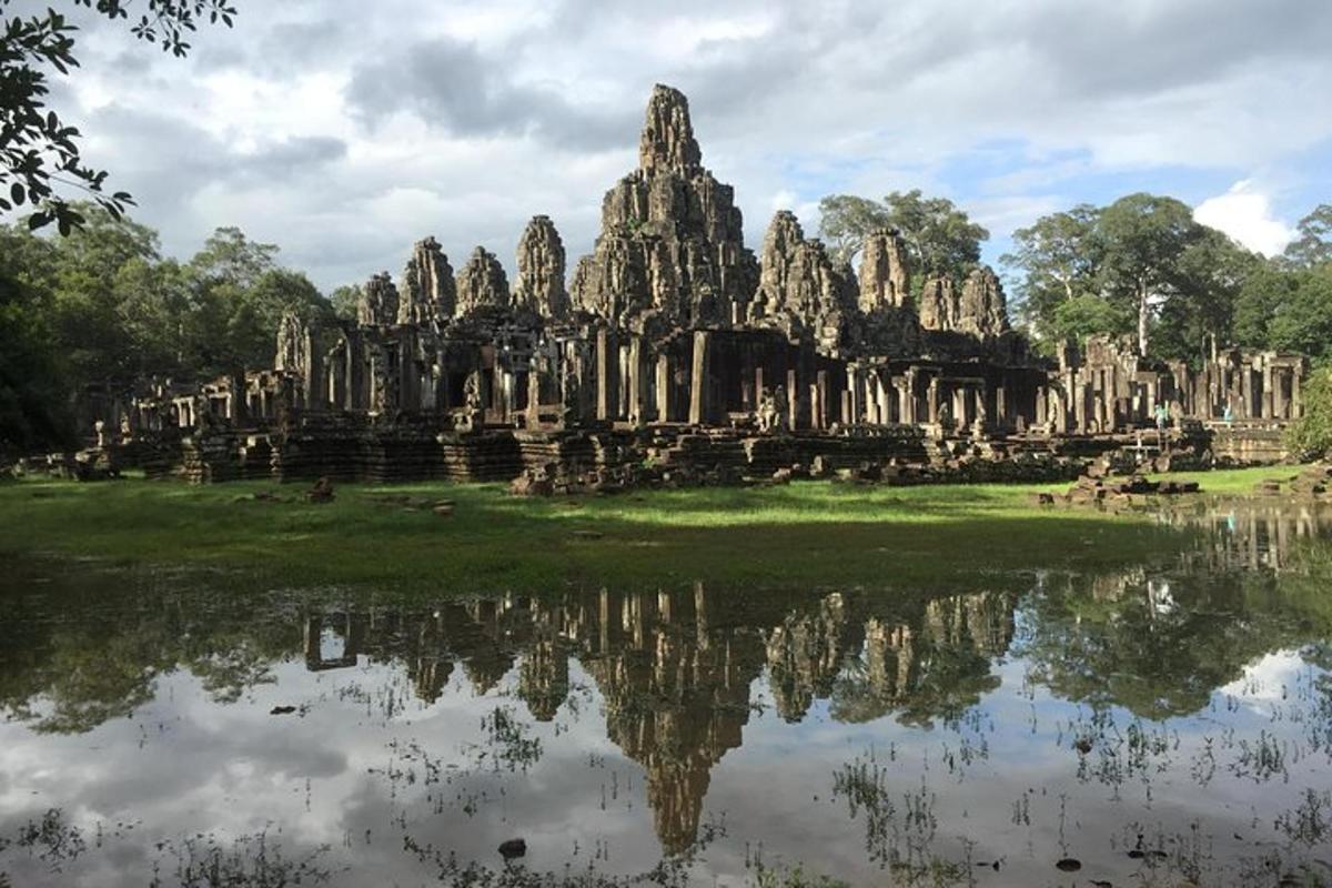 tempel, mille peegeldus on veekogus