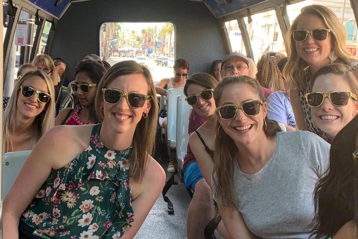 un grup de dones amb ulleres de sol en un autobús
