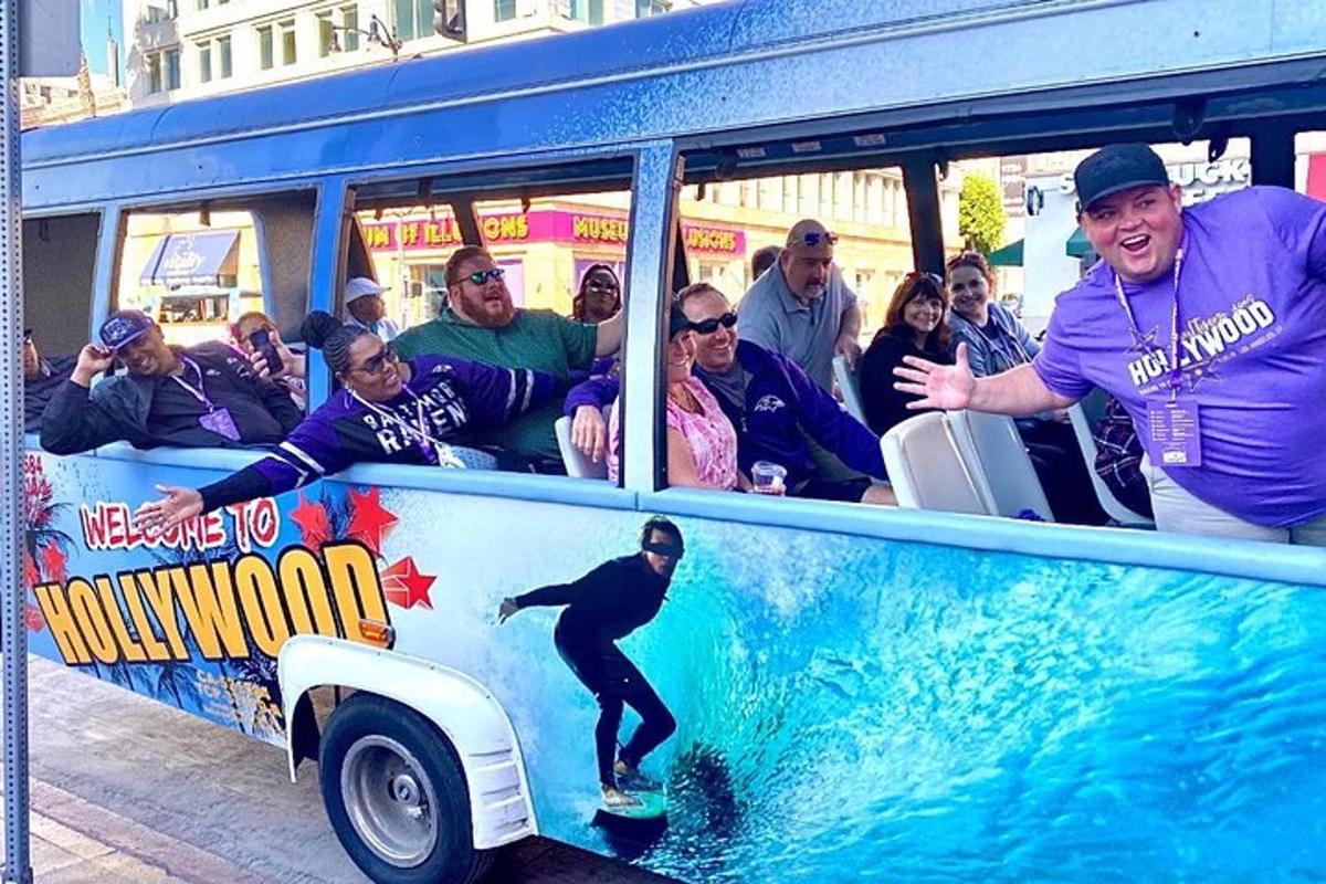 un grup de persones que viatgen en un autobús amb un surfista al costat