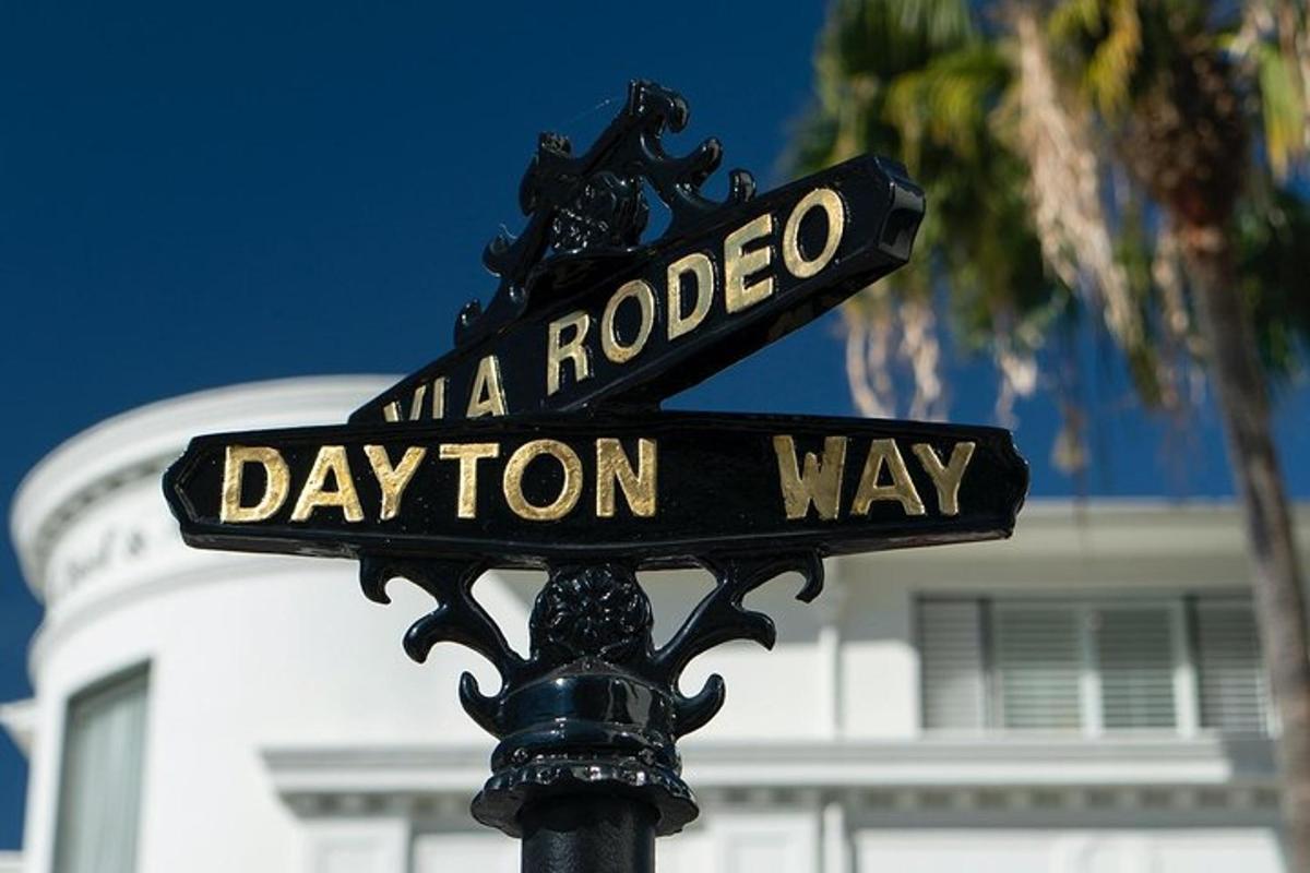 un cartello stradale per "in a rodeo and atown way"