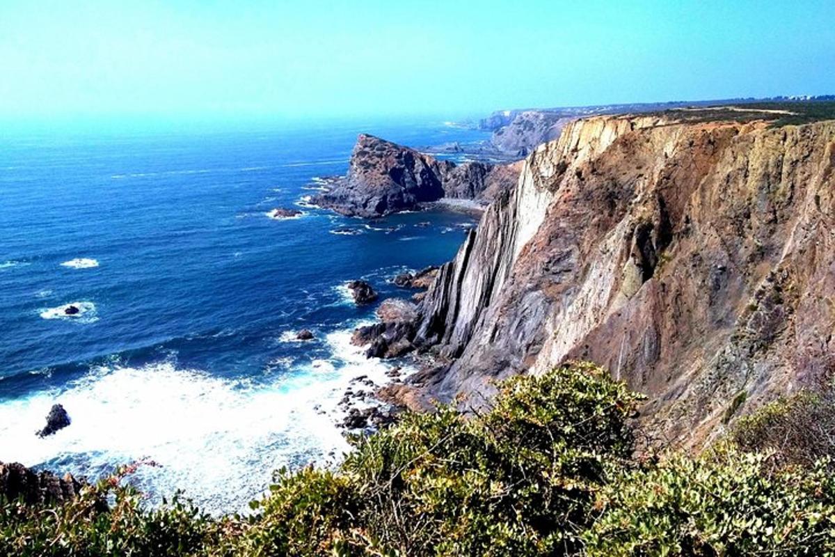 una vista del océano desde un acantilado