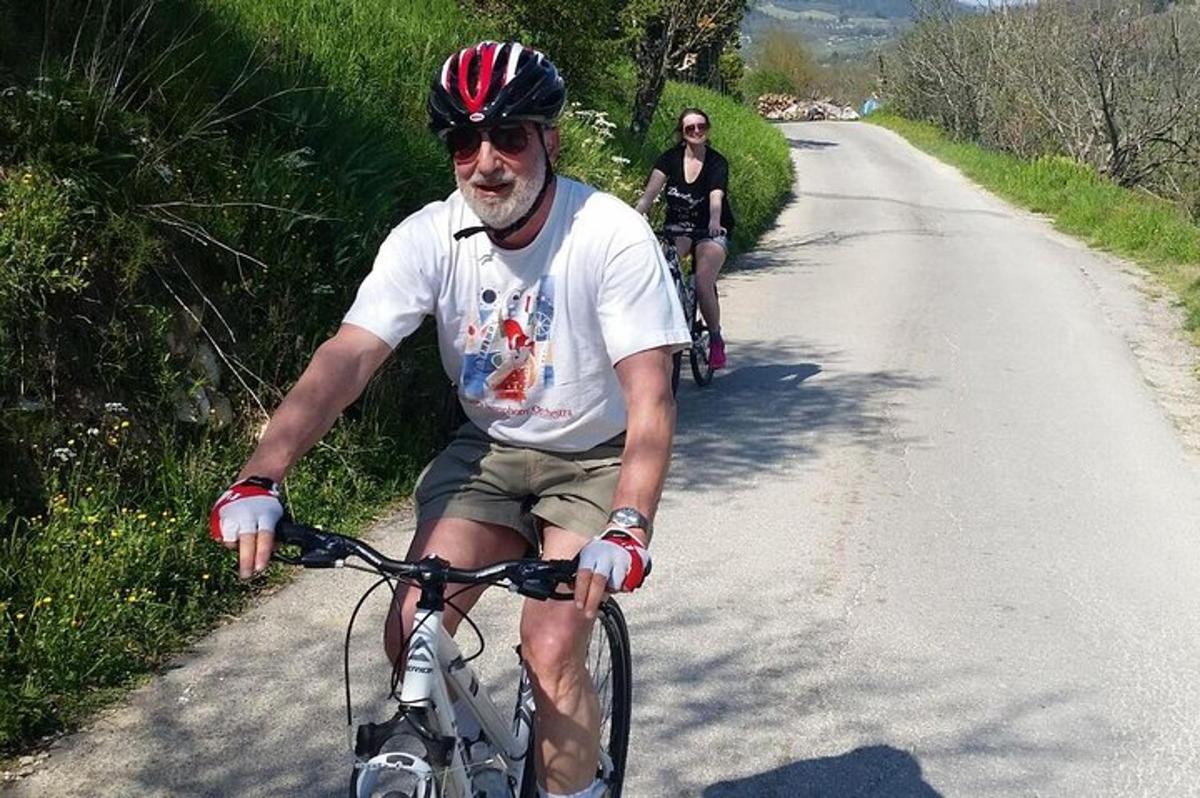 muž jazdiaci na bicykli po ceste so ženou