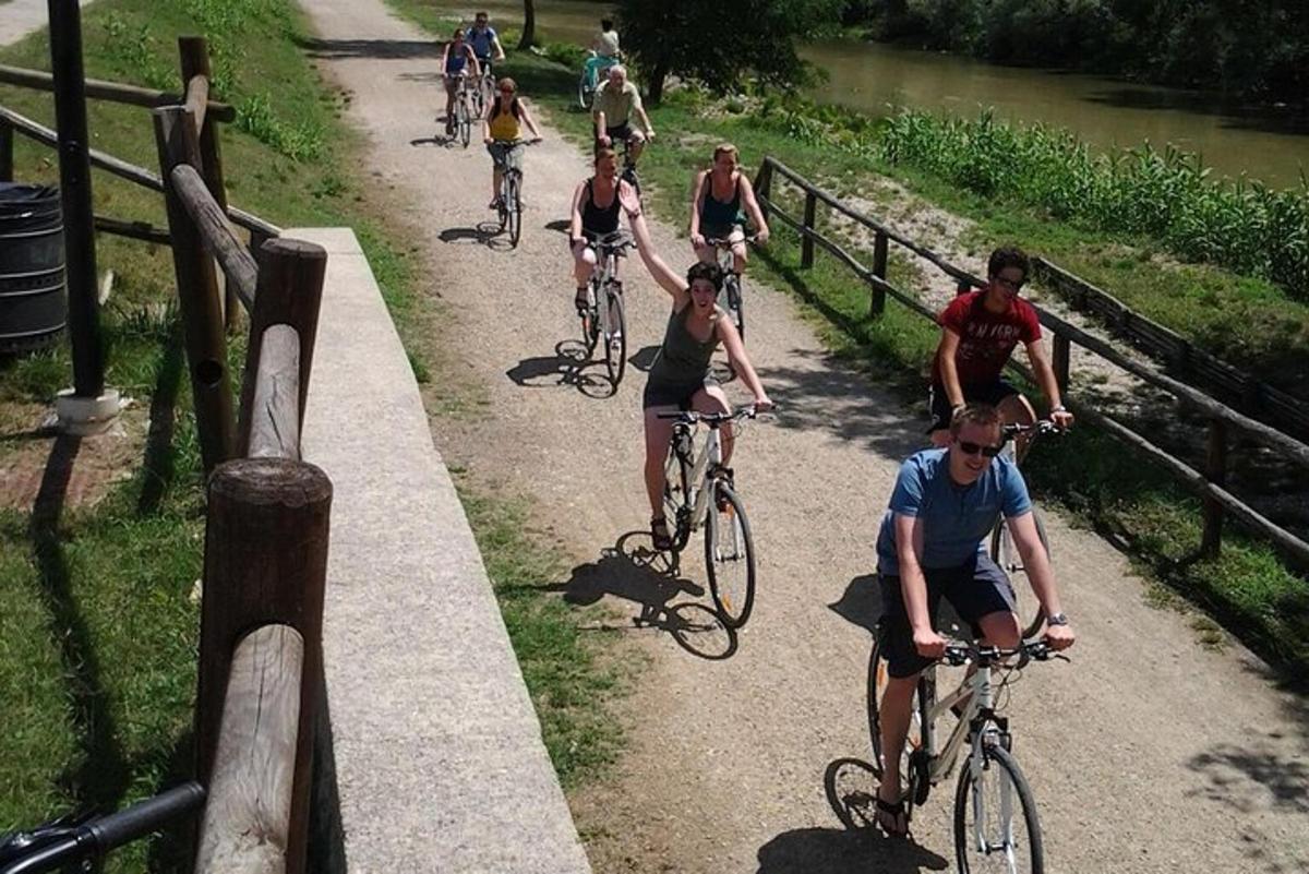 skupina ľudí jazdiacich na bicykloch po ceste