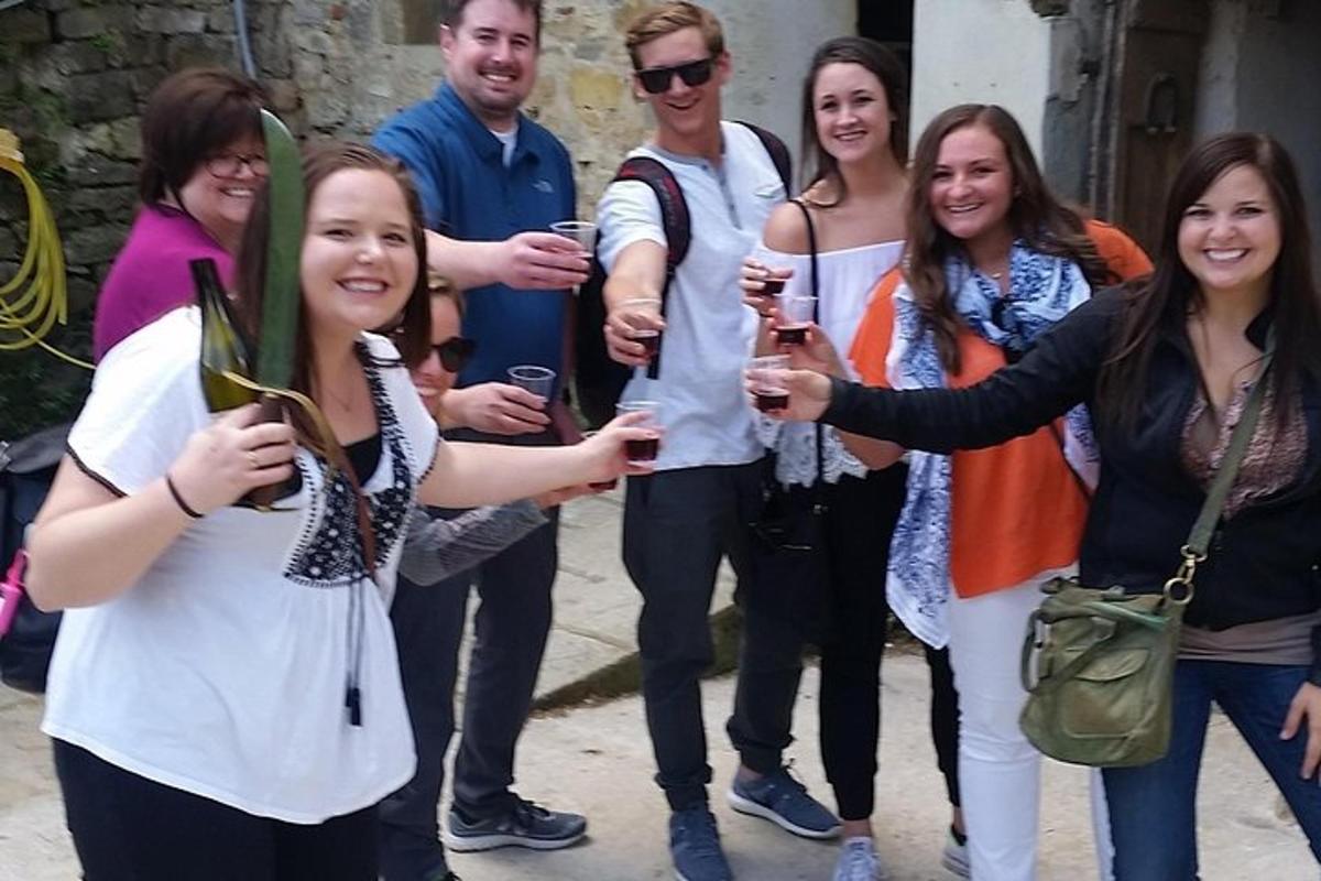 um grupo de pessoas posando para uma foto com seus celulares
