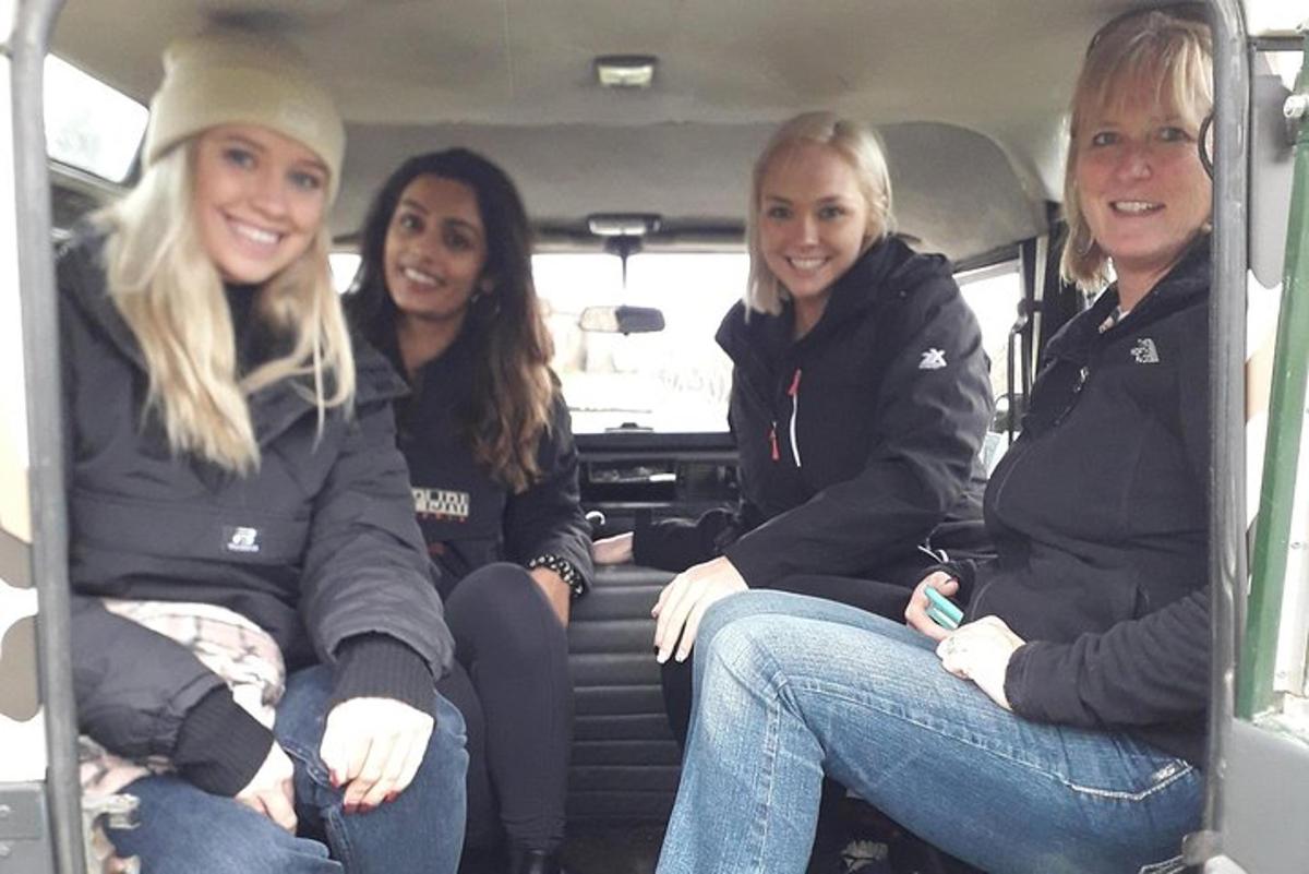 quatro mulheres sentadas na parte de trás de uma van