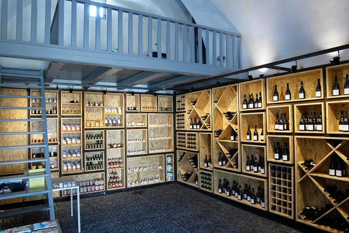 uma sala cheia de muitas garrafas de vinho