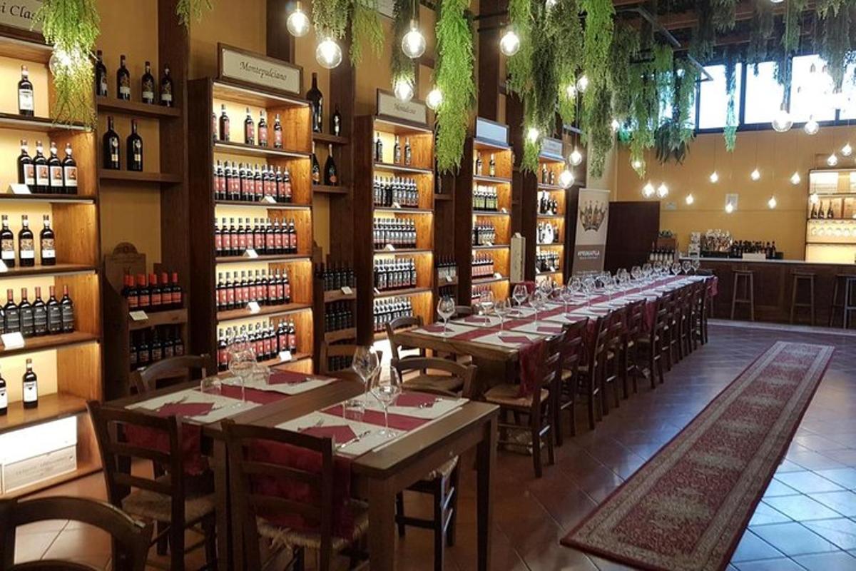 un ristorante con un lungo tavolo in una sala con bottiglie di vino