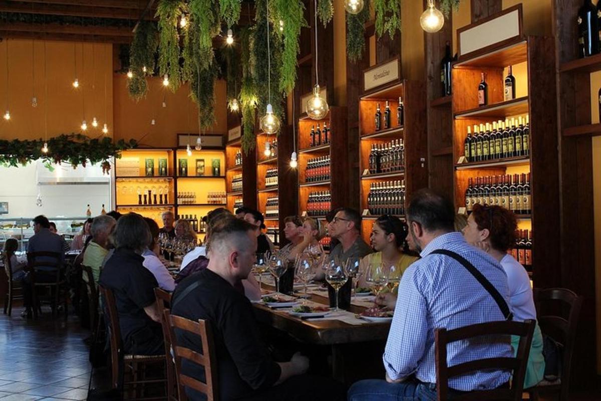 un gruppo di persone sedute a un tavolo in un ristorante