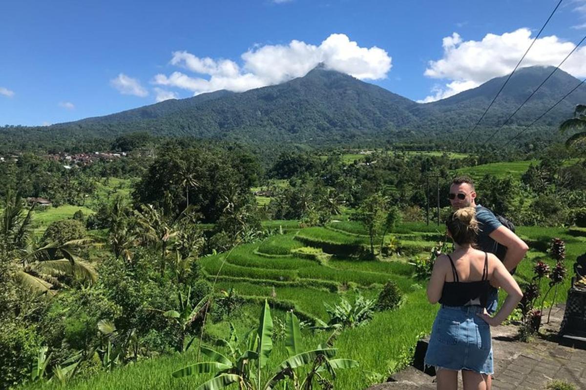um homem e uma mulher em pé em frente a um campo