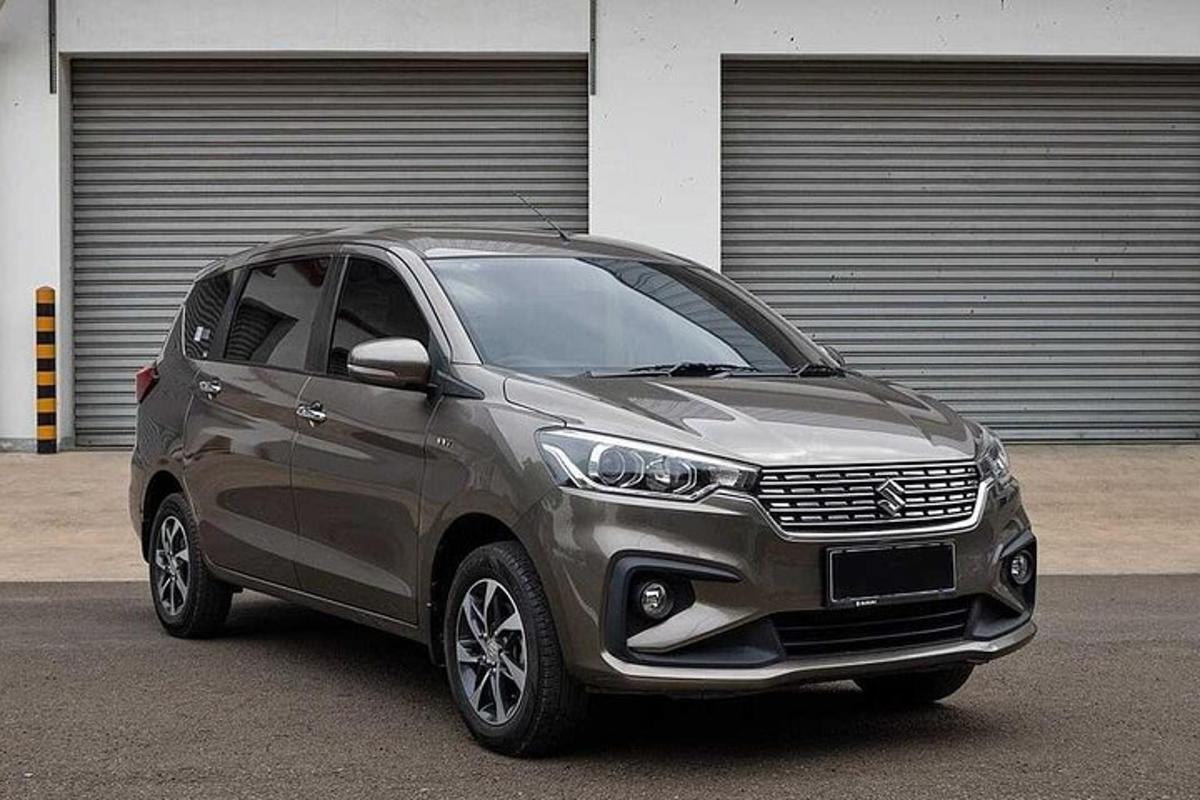 um carro prateado estacionado em um estacionamento