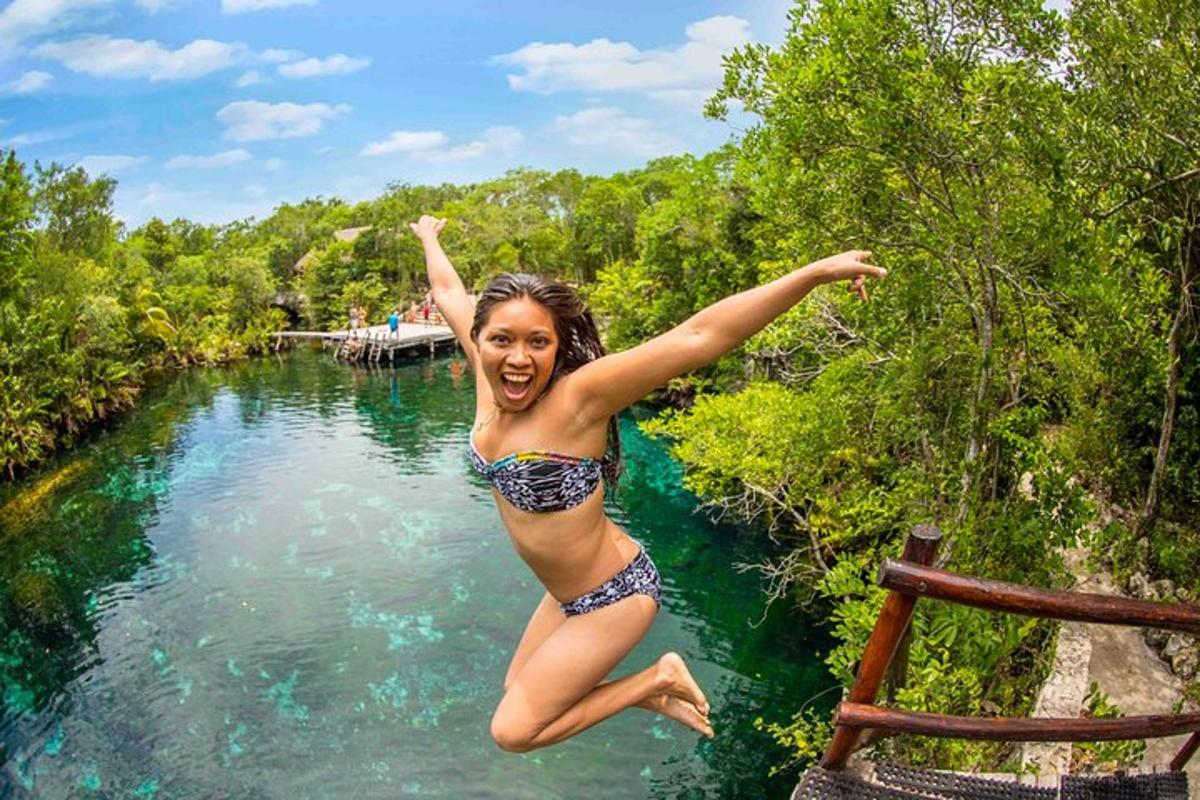 una mujer saltando a un cuerpo de agua