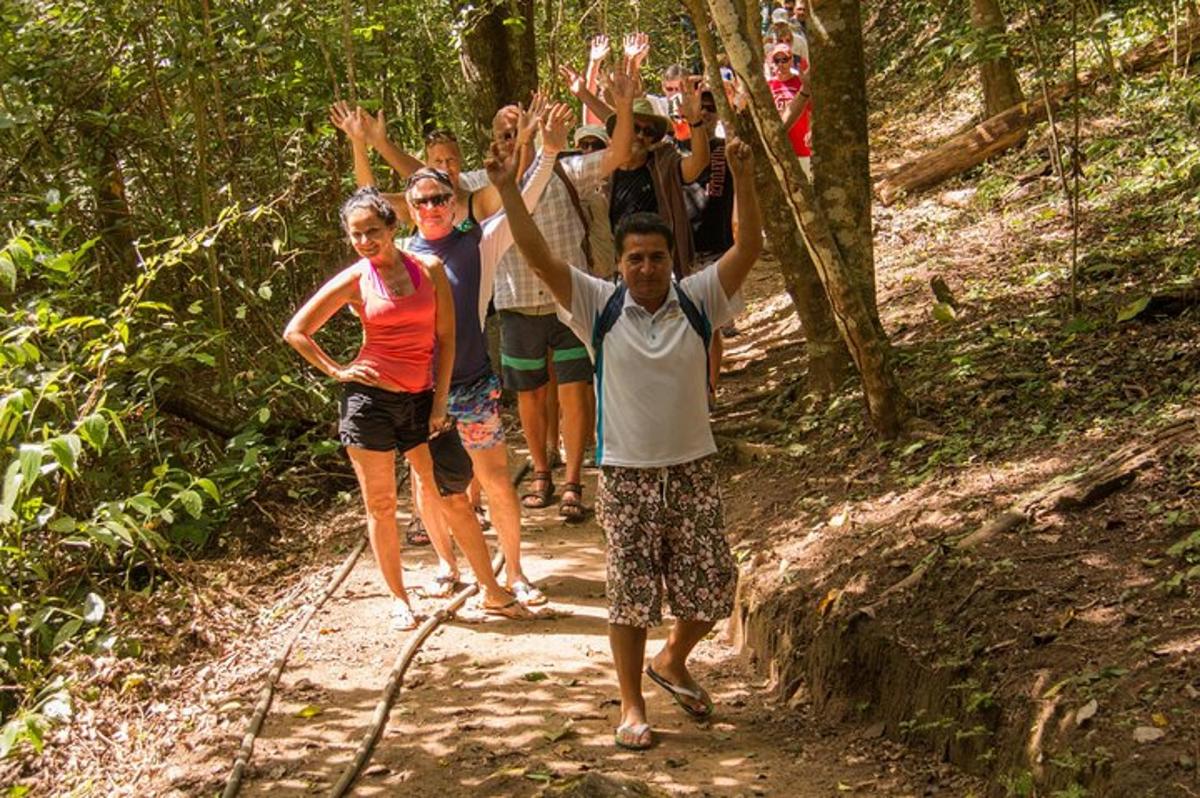 een groep mensen op een pad in het bos