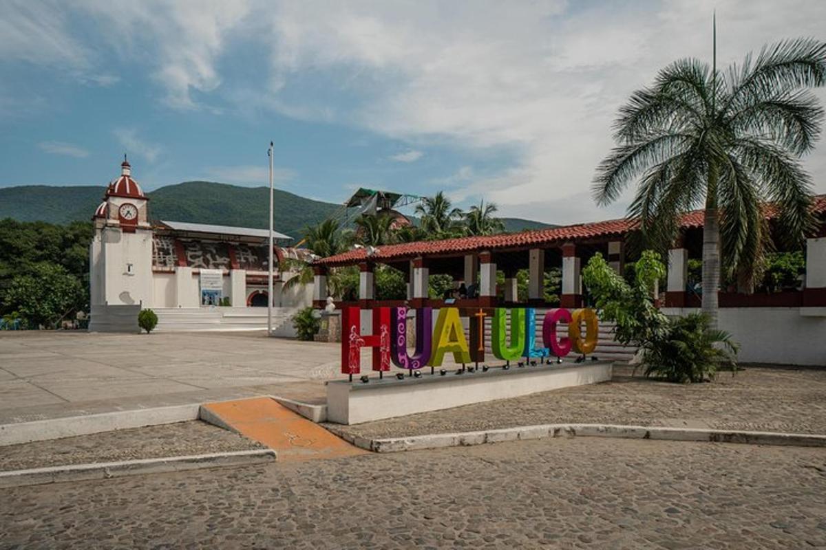 Un edificio con un montón de carteles coloridos en el frente.