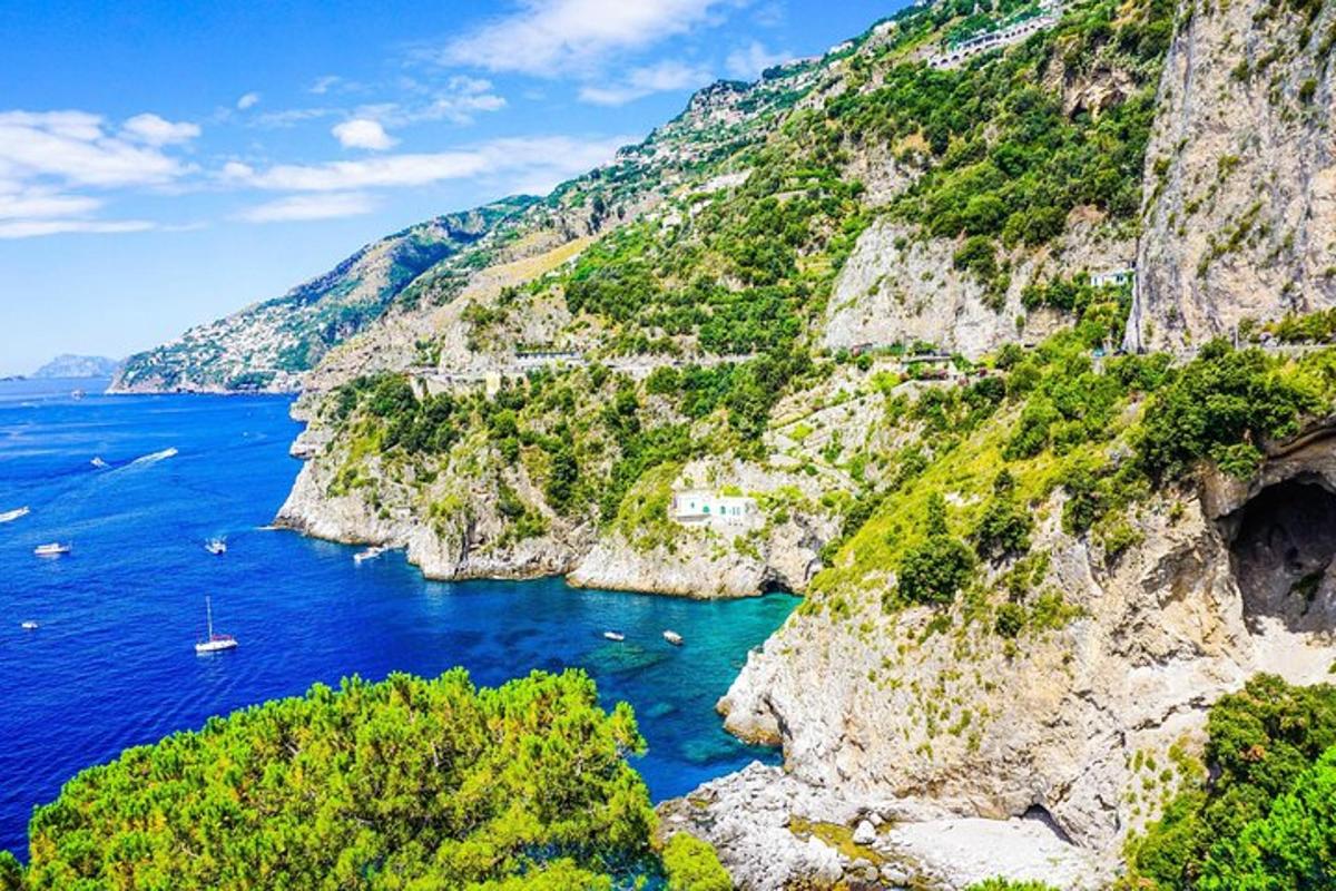 une vue de la côte amalfitaine avec des bateaux dans l'eau