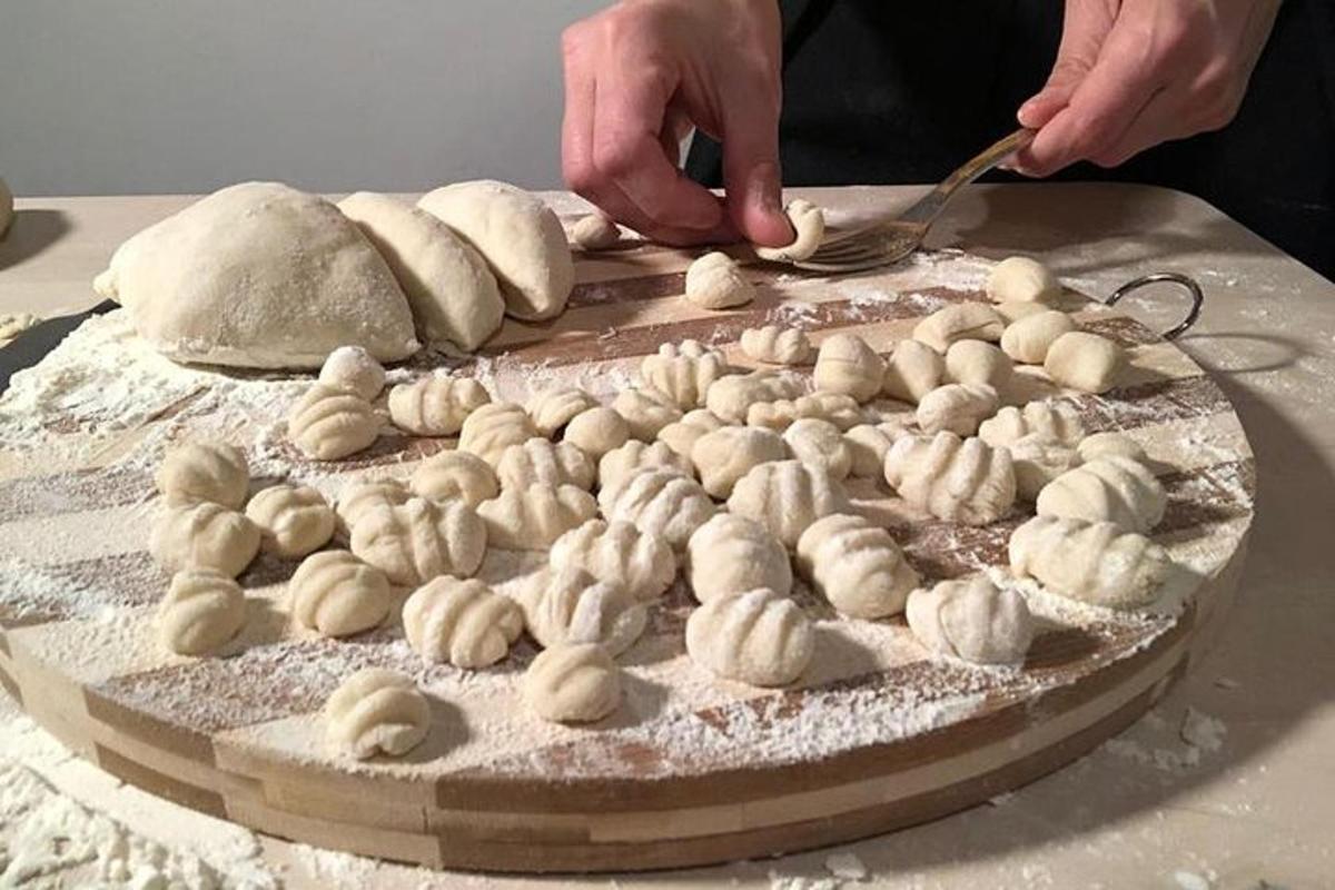 반죽을 도마 위에 올려놓고 음식을 준비하는 사람