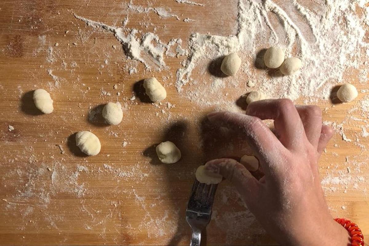 Ένα άτομο ζυμώνει ζύμη σε ένα ξύλινο τραπέζι