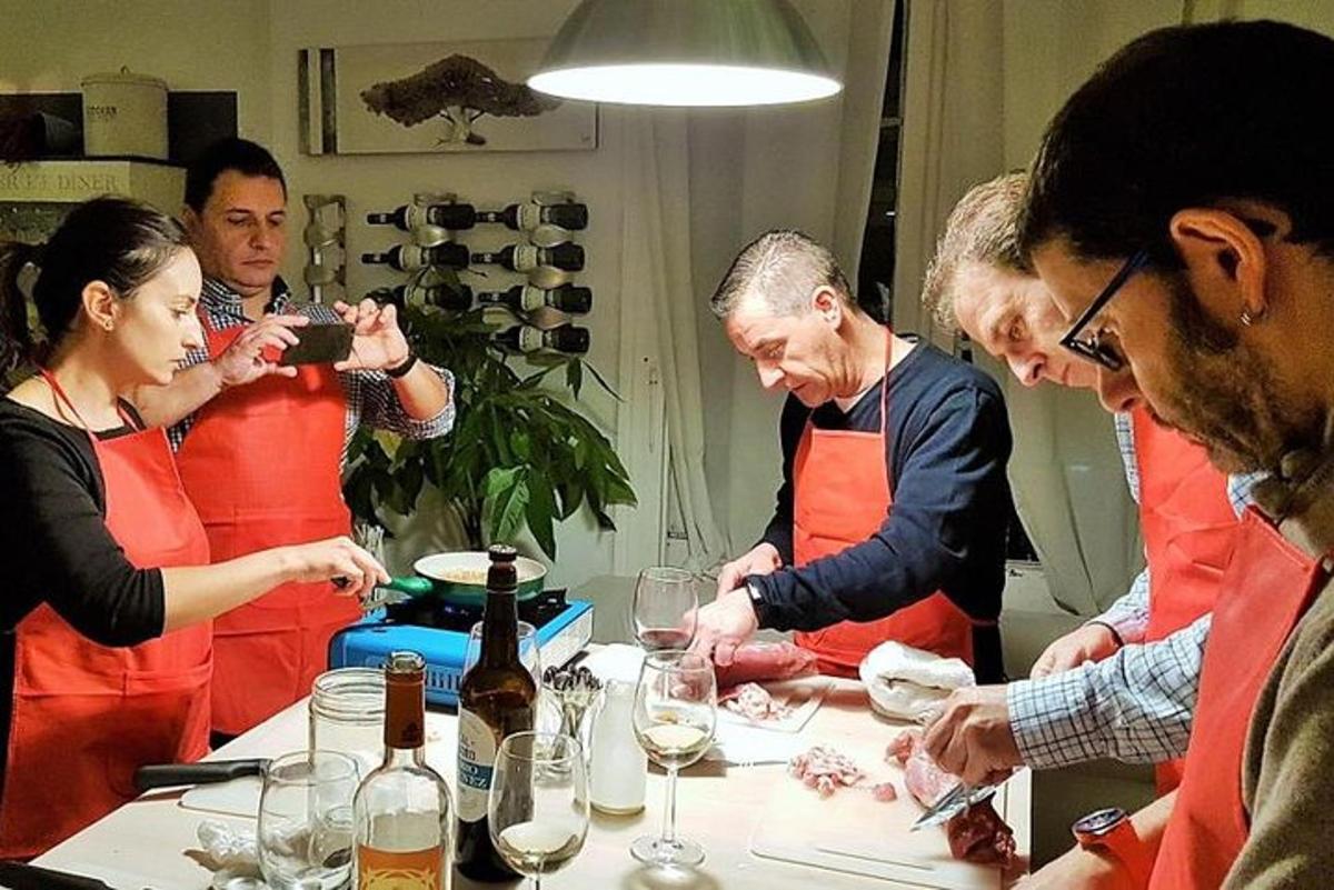 skupina lidí stojících kolem stolu s vinnými sklenicemi