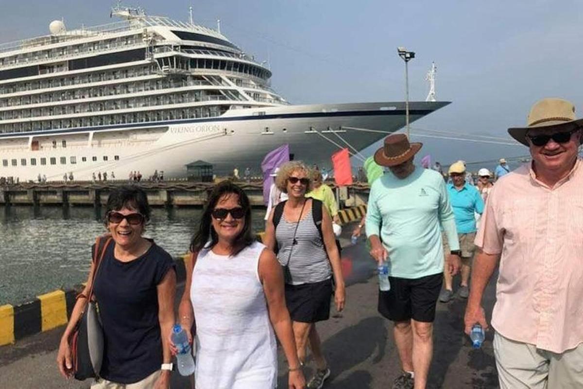 grupp inimesi, kes seisavad kruiisilaeva ees