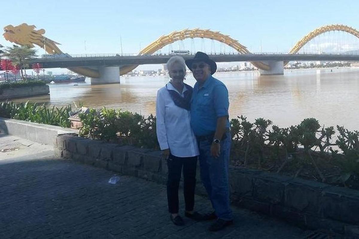 seorang lelaki dan seorang wanita berdiri di hadapan sungai