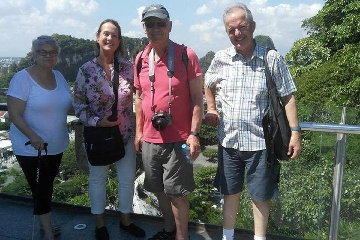 sekumpulan orang berdiri di atas menara