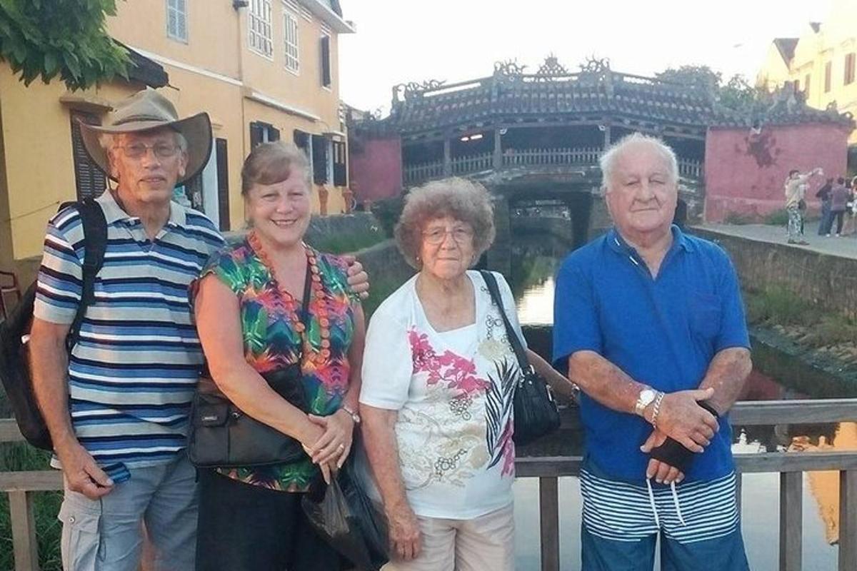 un groupe de trois personnes âgées posant pour une photo