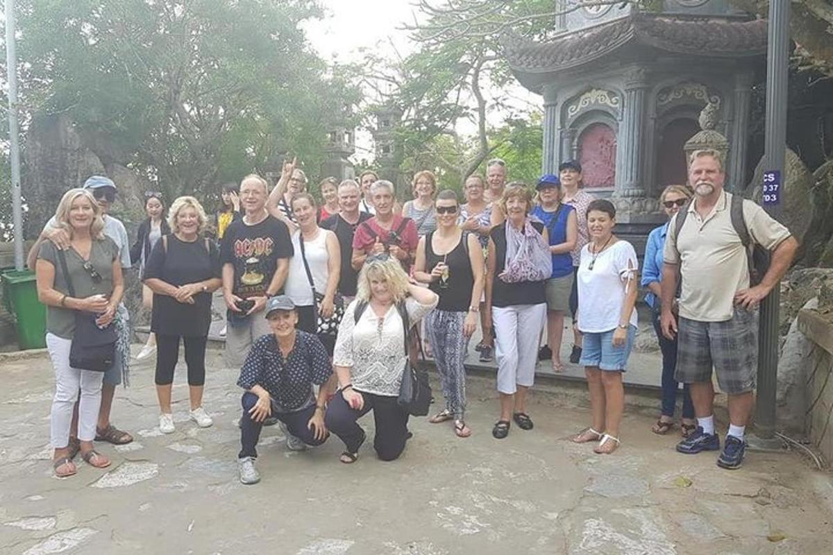 skupina lidí pózujících pro fotografii před budovou