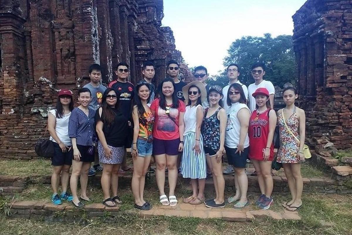 một nhóm người tạo dáng chụp ảnh trước một tòa nhà