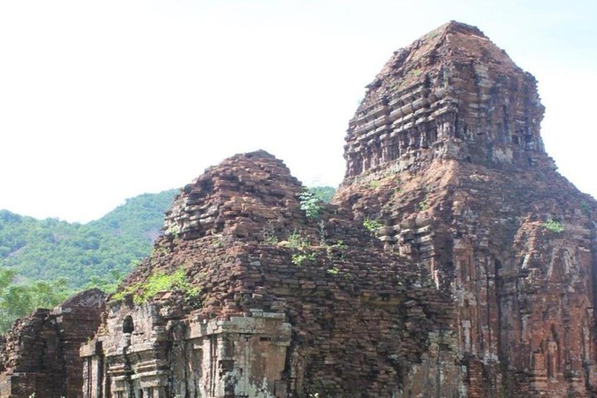 sekelompok menara batu besar di depan gunung