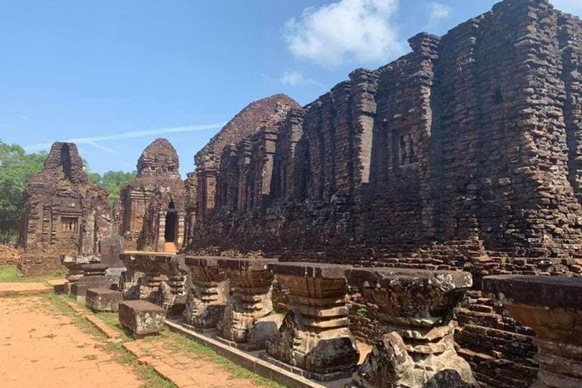 velká kamenná budova s hromadou ruin