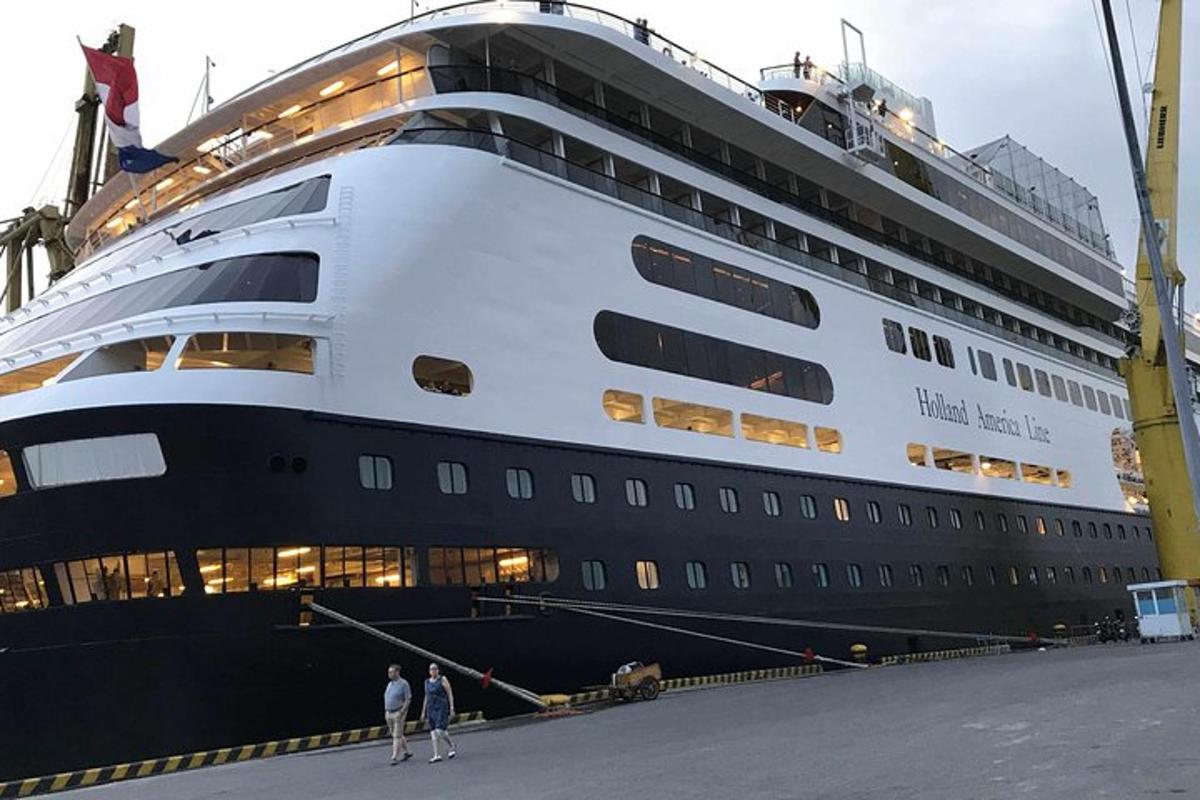 dalawang taong nakatayo sa harap ng isang cruise ship