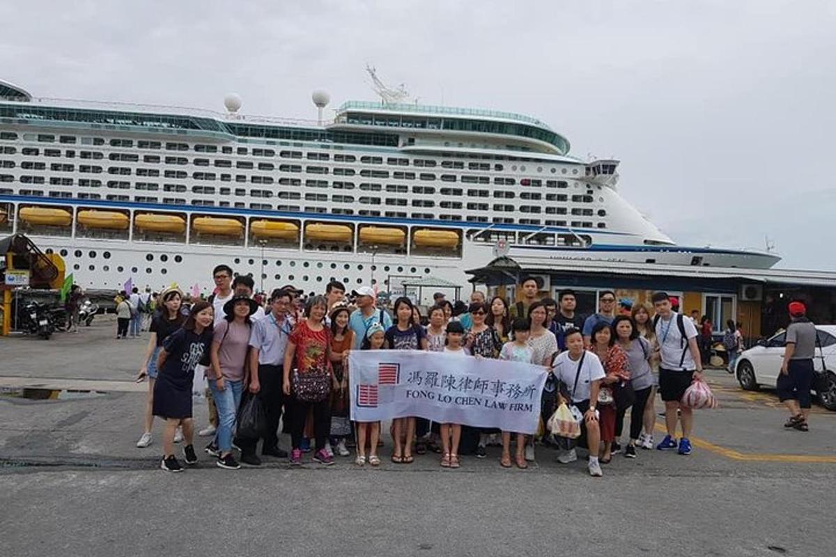 Un grupo de personas de pie frente a un crucero.